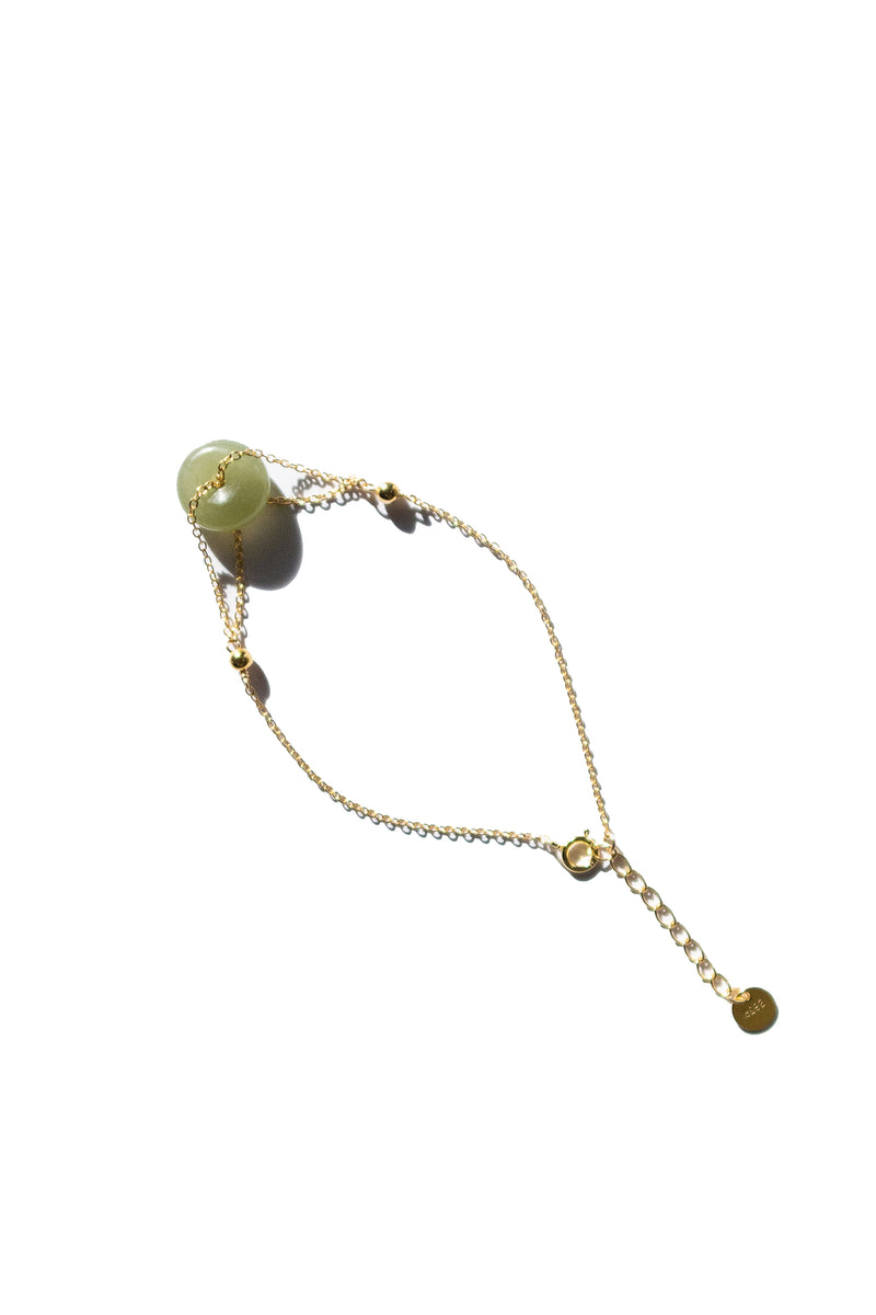 seree-coin-skinny-bracelet-in-lab-nephrite-jade-bead-on-gold-plated-chain
