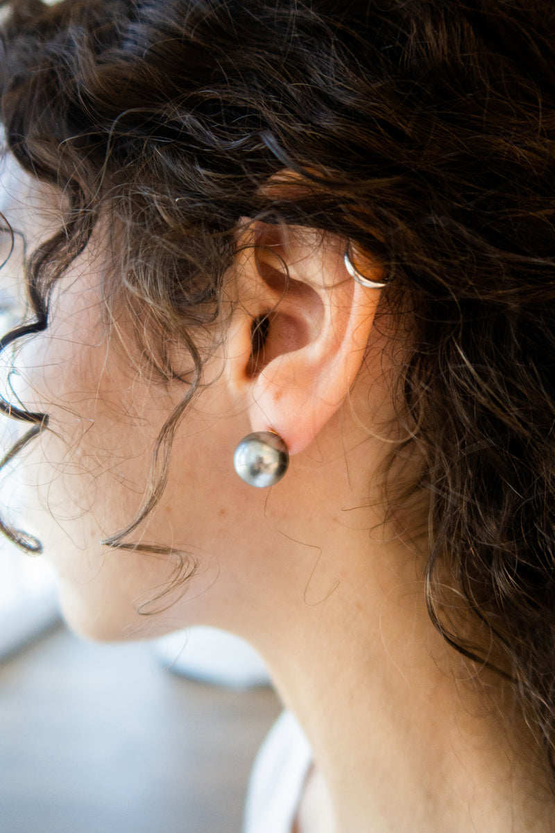 Alexis — Black faux pearl stud earrings