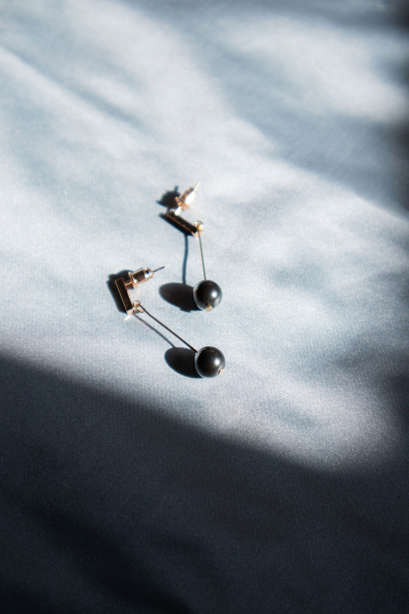 Elyse — Black faux pearl earrings