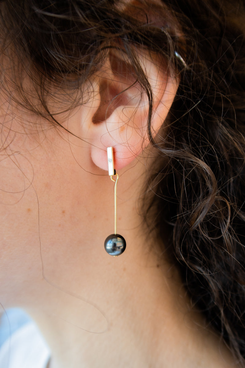 Elyse — Black faux pearl earrings
