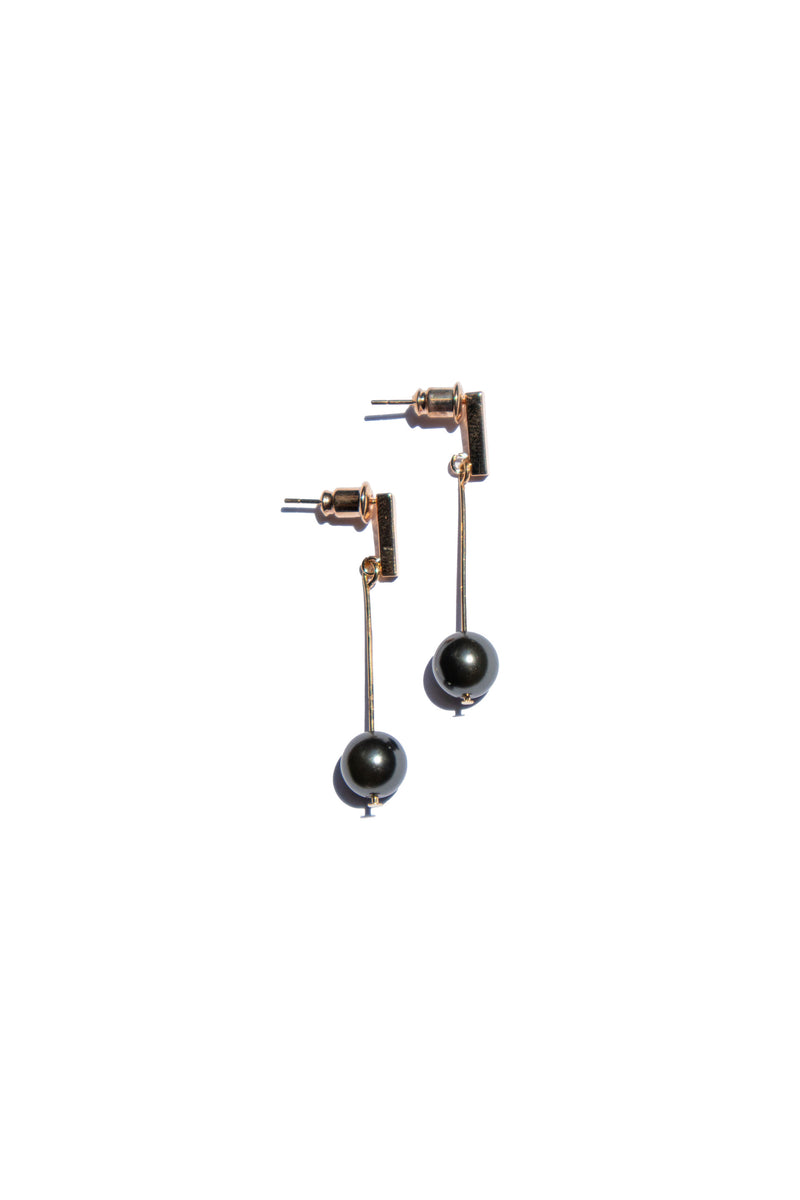 Elyse — Black faux pearl earrings