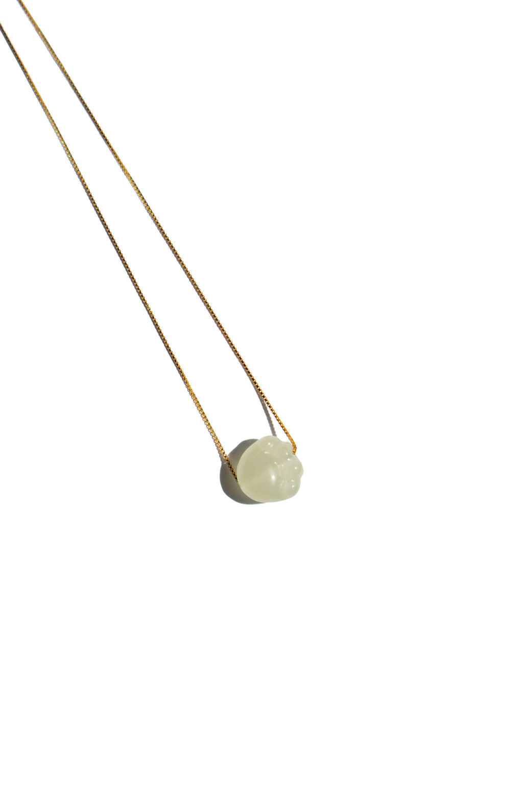 seree-cat-paw-green-nephrite-jade-necklace-off-white